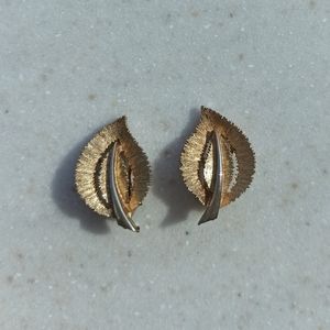 Vintage Gold Tone Textured Leaf Clip-On Earrings 60s/70s